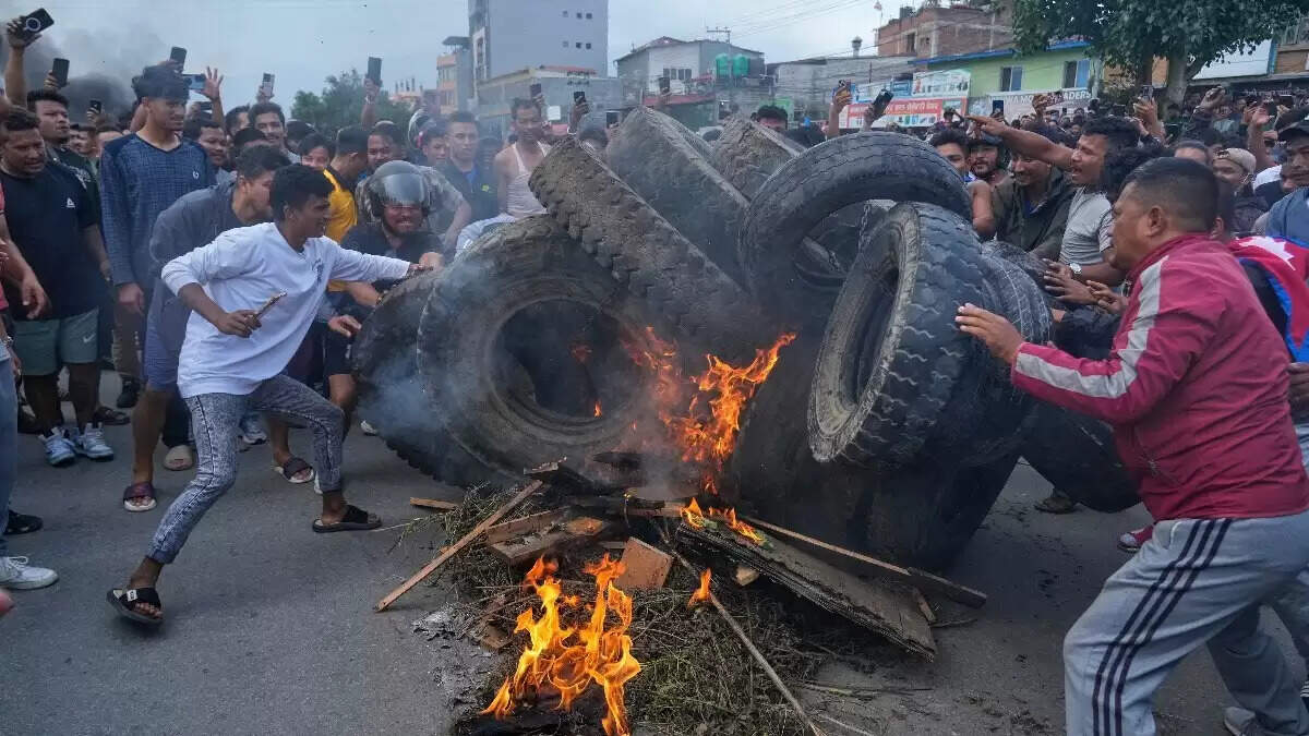 नेपाल में हिंसा का असर: भारत-नेपाल सीमा पर यातायात ठप