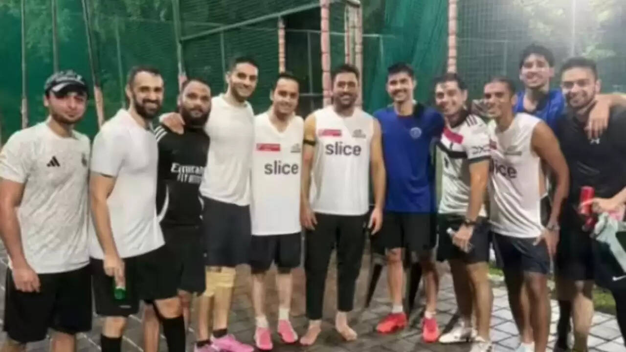 धोनी की मुंबई इंडियंस की जर्सी में तस्वीर ने फैंस को किया हैरान