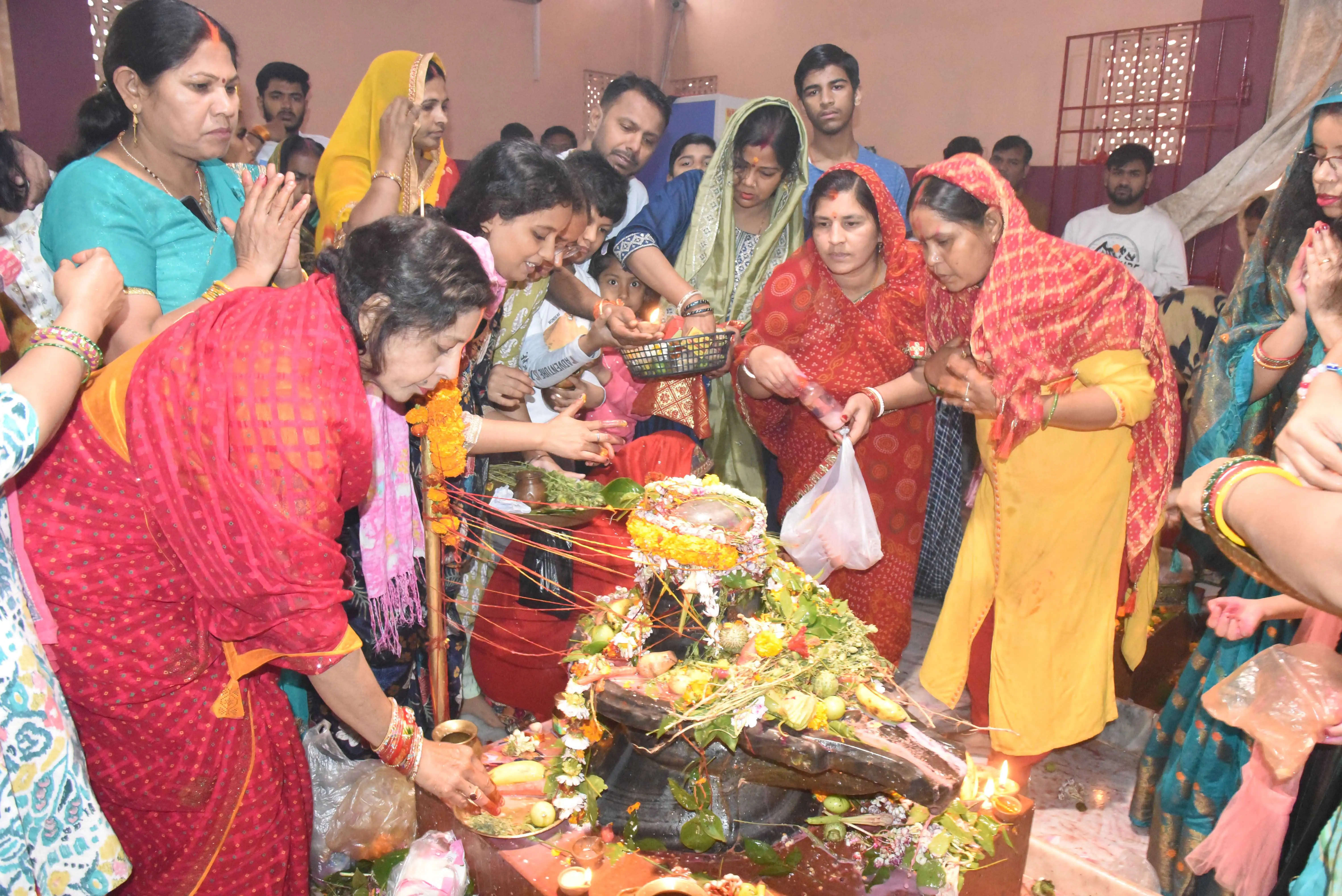 महाशिवरात्रि के मौका पर शिव मंदिर में पूजा अर्चना करते श्रद्धालु