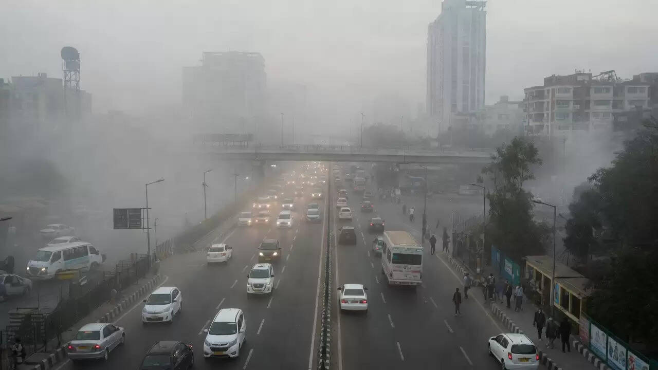 दिल्ली में प्रदूषण की स्थिति गंभीर, स्मॉग ने बढ़ाई चिंता