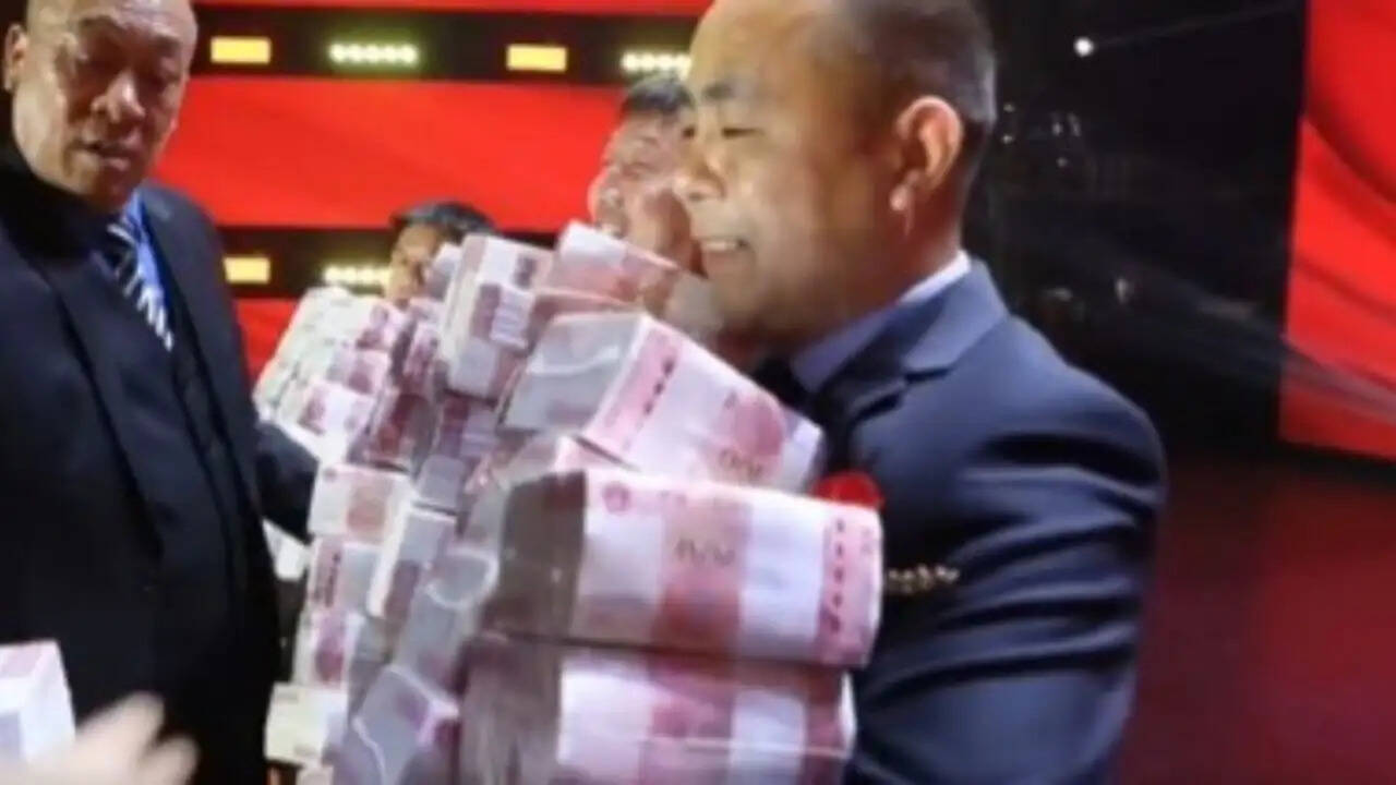 चीन की कंपनी ने कर्मचारियों को बांटे 237 करोड़ रुपए के बोनस