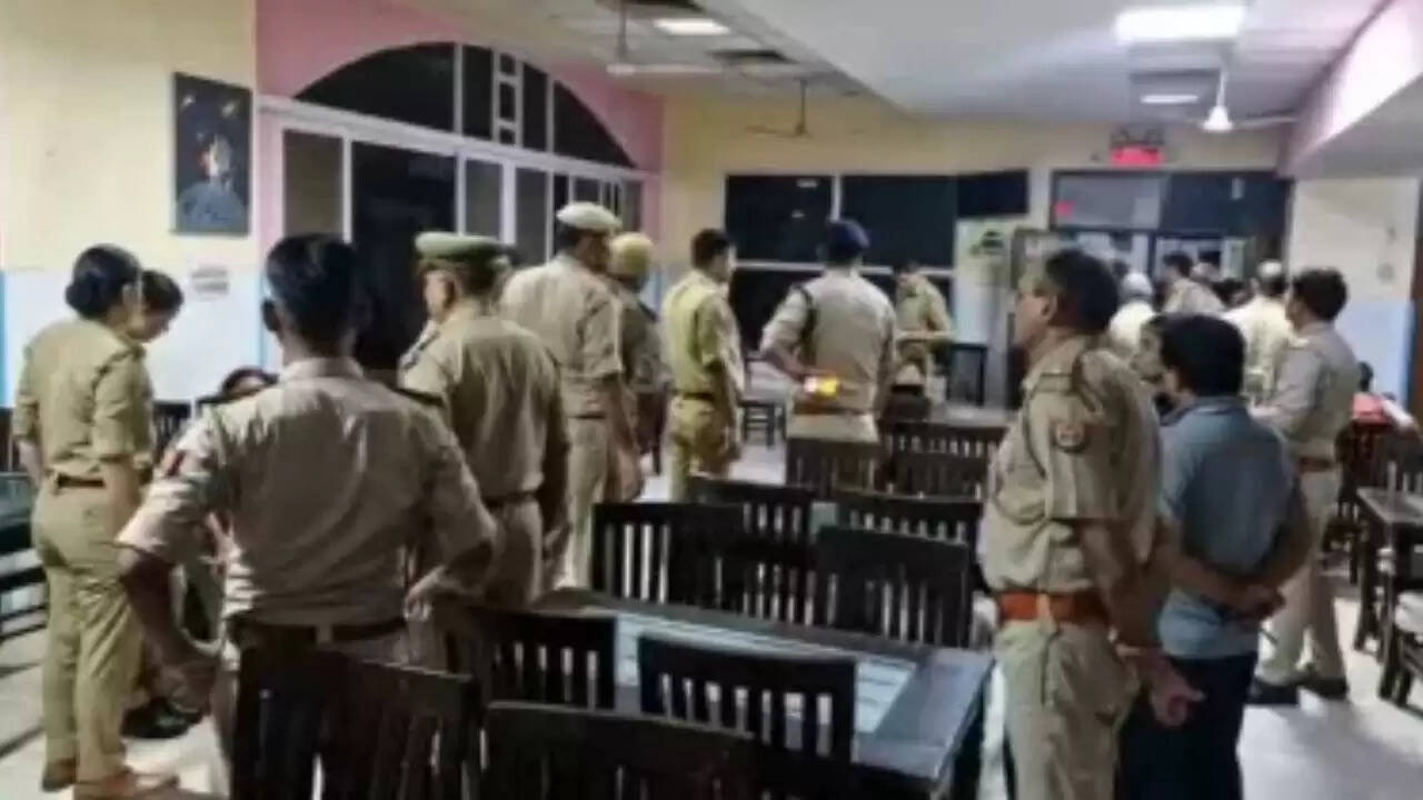 शारदा यूनिवर्सिटी में छात्रा की आत्महत्या: शिक्षकों पर गंभीर आरोप