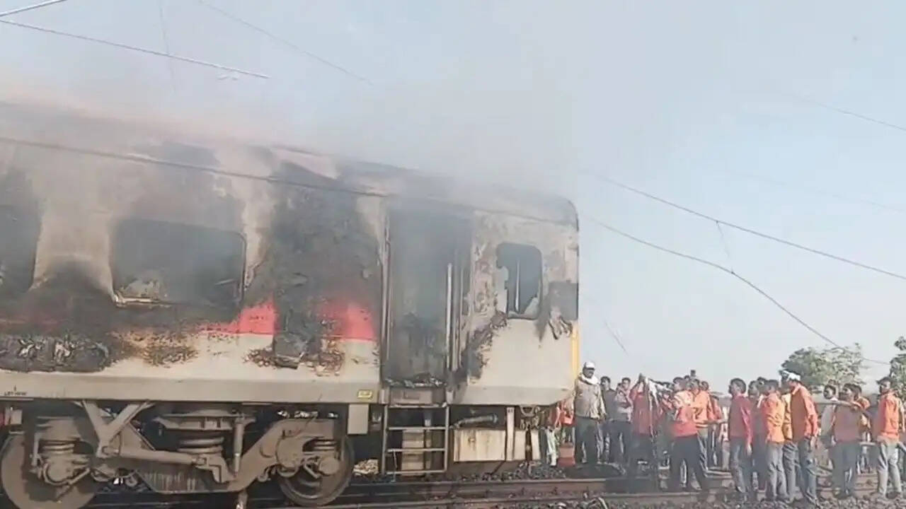 रतलाम में राजधानी एक्सप्रेस के डिब्बे में आग, सभी यात्री सुरक्षित