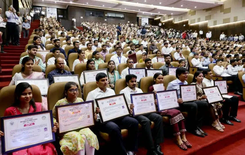 योगी आदित्यनाथ ने 9 लाख नौकरियों का ऐतिहासिक आंकड़ा पार किया