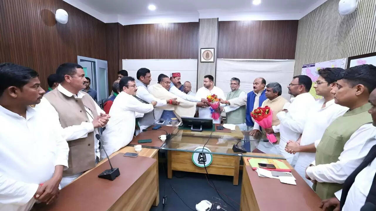 बिहार की राजनीति में तेजस्वी यादव का नेतृत्व संकट और आरजेडी विधायकों का समर्थन