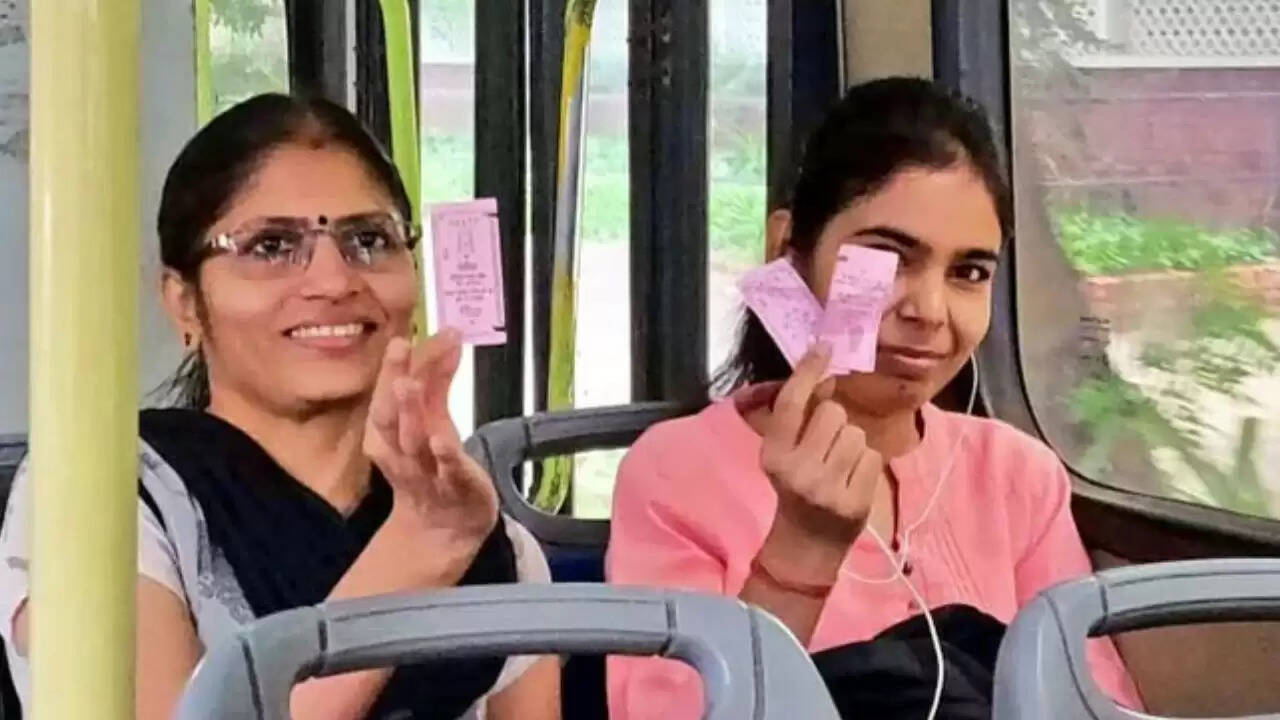 महिलाओं की यात्रा में सुधार: दिल्ली और कर्नाटक की मुफ्त बस योजना का प्रभाव