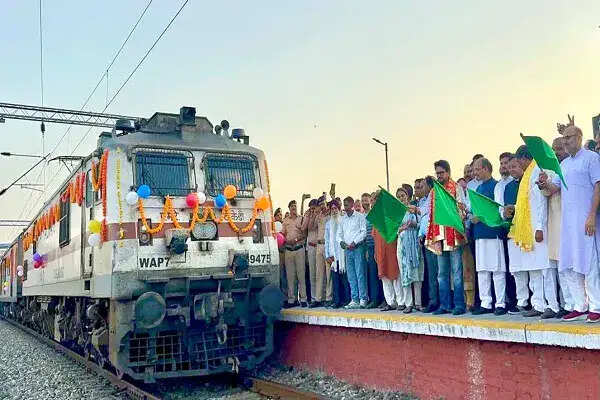 गुरमुखी सुपरफास्ट एक्सप्रेस का अंब अंदौरा से कोलकाता तक विस्तार