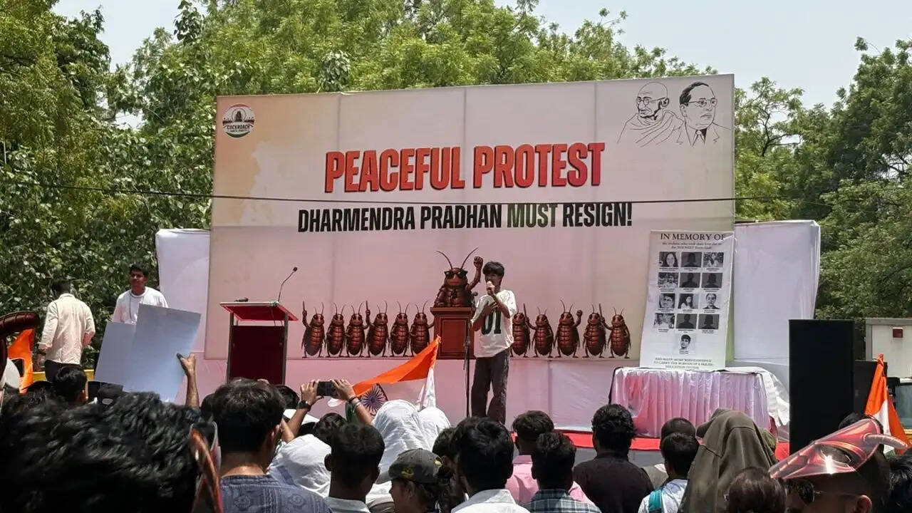 कॉकरोच जनता पार्टी का दिल्ली में विरोध प्रदर्शन: शिक्षा मंत्री के इस्तीफे की मांग