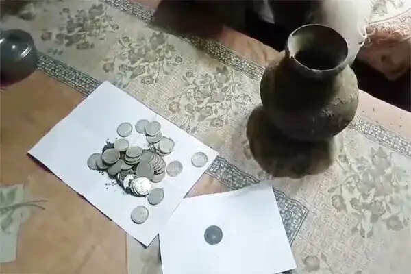 दमोह में खुदाई के दौरान मिला चांदी का खजाना, विवाद बढ़ा
