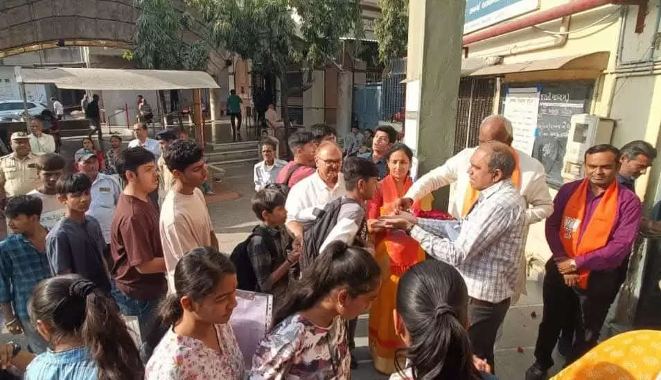 गुजरात बोर्ड की 10वीं-12वीं की परीक्षाएं आज से शुरू, केंद्र पर छात्रों को तिलक लगा और फूल देकर शिक्षकों ने कराया प्रवेश