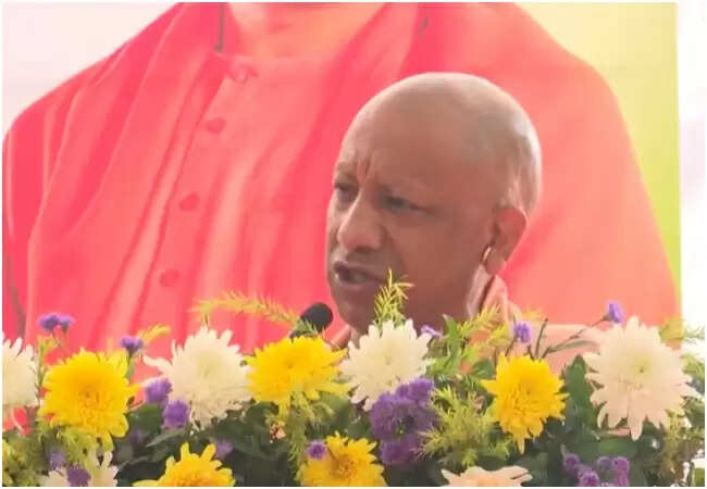 योगी आदित्यनाथ ने वंदे मातरम को शैक्षणिक संस्थानों में अनिवार्य करने की घोषणा की
