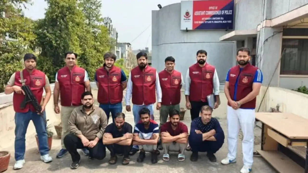 दिल्ली पुलिस ने अंतरराष्ट्रीय हथियार तस्करी रैकेट का किया पर्दाफाश, 21 विदेशी हथियार बरामद