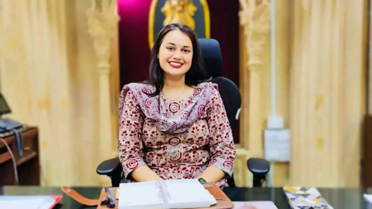 बाड़मेर में छात्र प्रदर्शन: टीना डाबी को 'रील स्टार' कहने पर विवाद