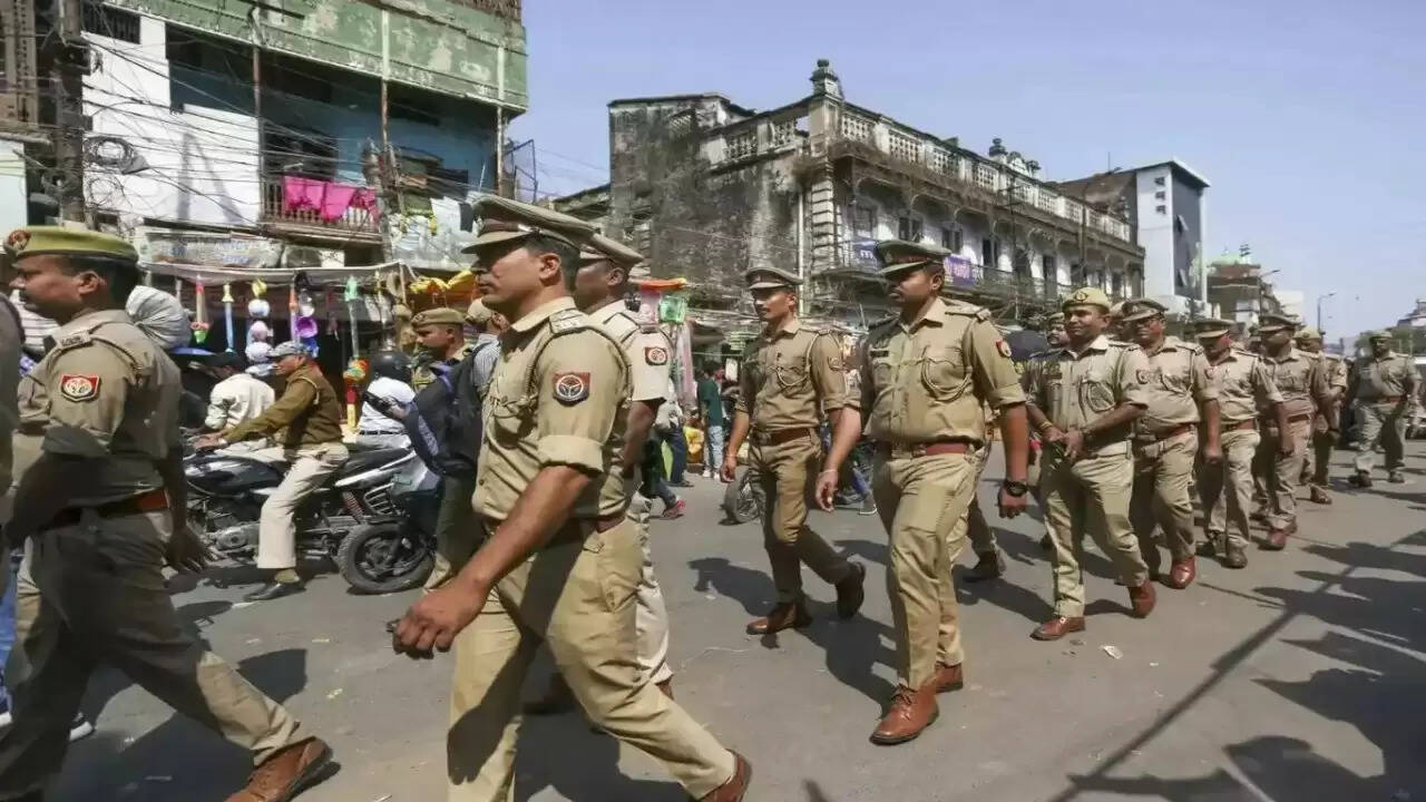 लखनऊ में 72 वर्षीय हकीम के घर से बरामद हुए सैकड़ों अवैध हथियार, क्या है इस रहस्य का सच?