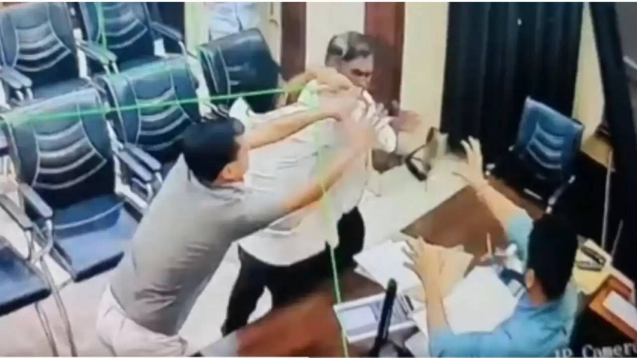 सीतापुर में प्रधानाध्यापक की बेल्ट से शिक्षा अधिकारी पर हमला: जानें पूरा मामला