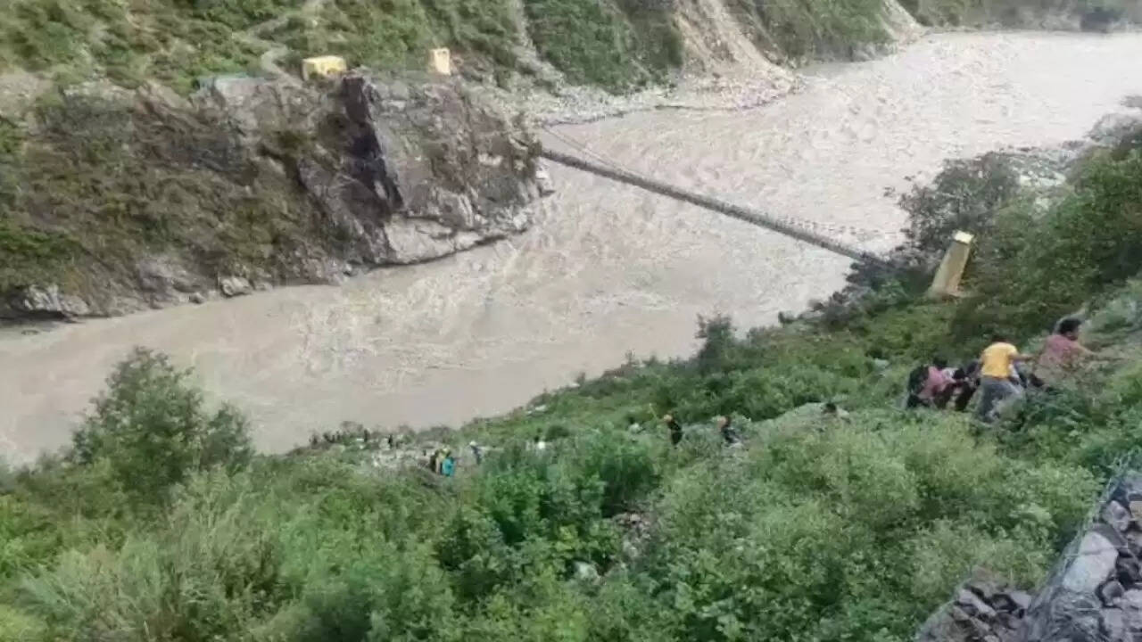 उत्तराखंड में यात्री बस का अलकनंदा नदी में गिरना, बचाव कार्य जारी
