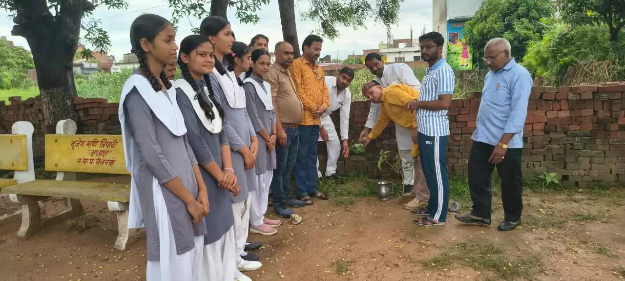 उत्तर प्रदेश में 'एक पेड़ माँ के नाम 2.0' अभियान के तहत पौधारोपण कार्यक्रम