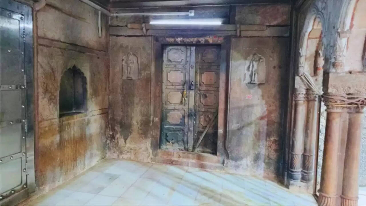 मथुरा के ठाकुर बांके बिहारी मंदिर में तहखाने का रहस्य: क्या छिपा है अंदर?