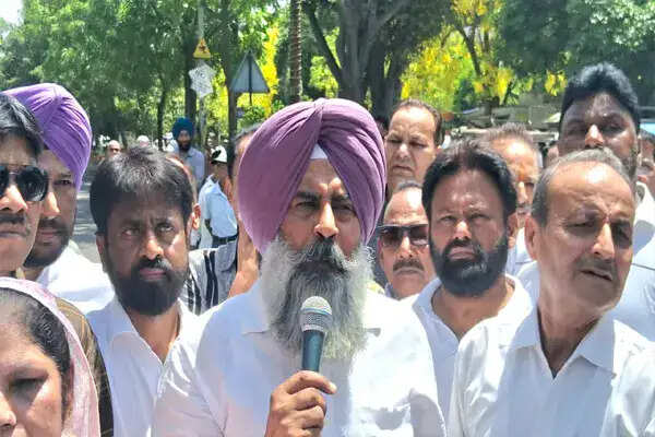 कांग्रेस का महंगाई और कानून व्यवस्था पर प्रदर्शन, जालंधर में केंद्र सरकार का पुतला जलाया
