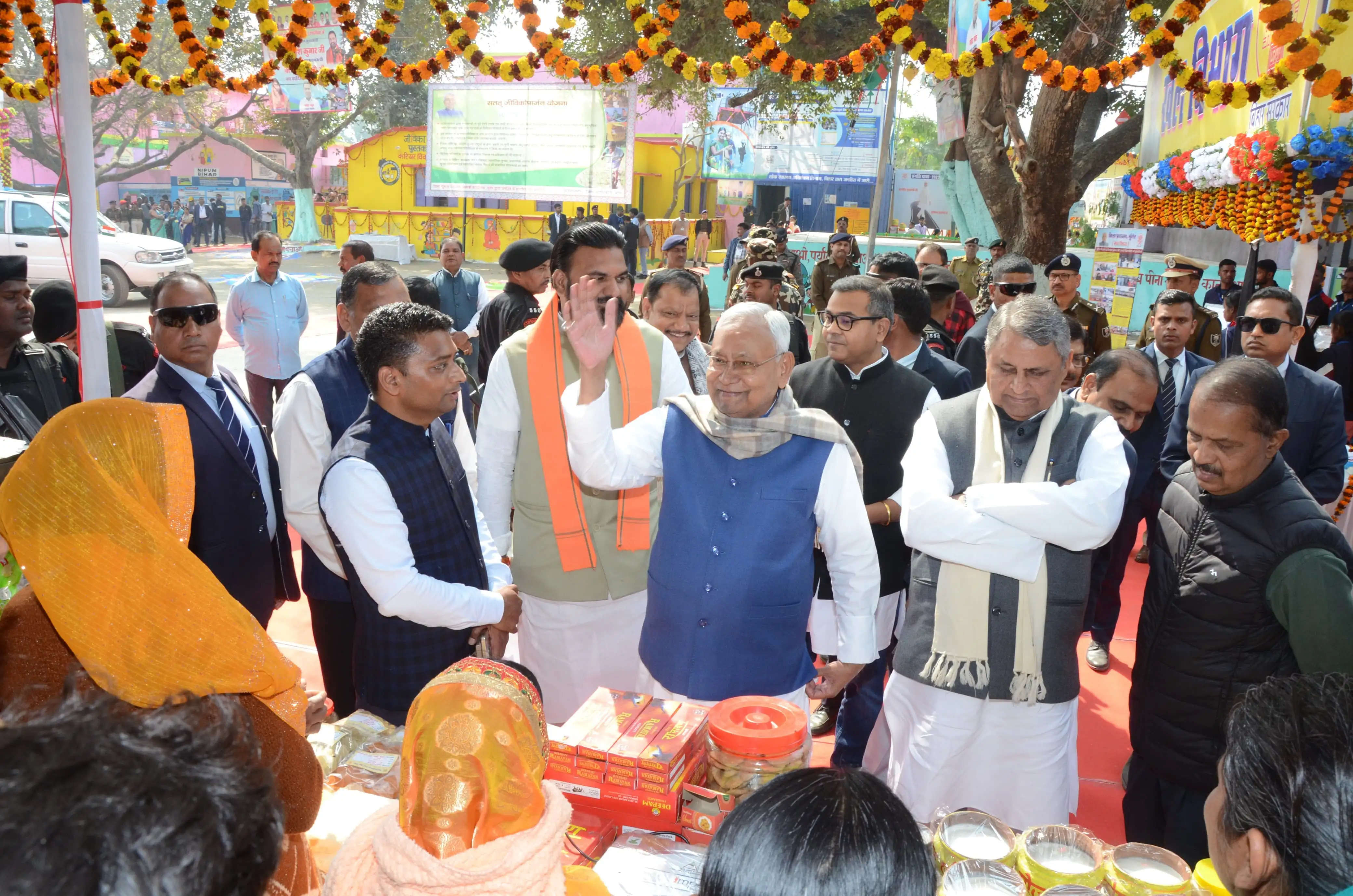 मुख्यमंत्री नीतीश कुमार मुंगेर में प्रगति यात्रा के दौरान