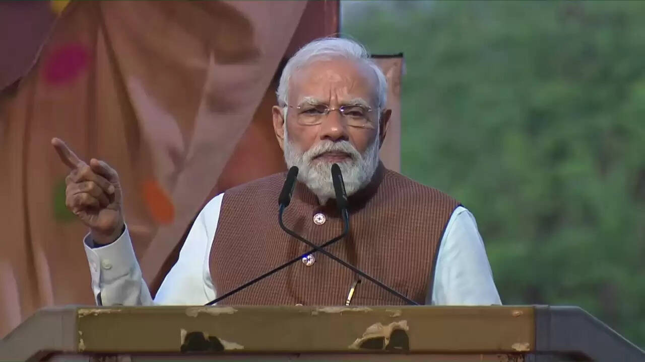 बिहार चुनाव में एनडीए की जीत के बाद पीएम मोदी का सूरत में विपक्ष पर हमला