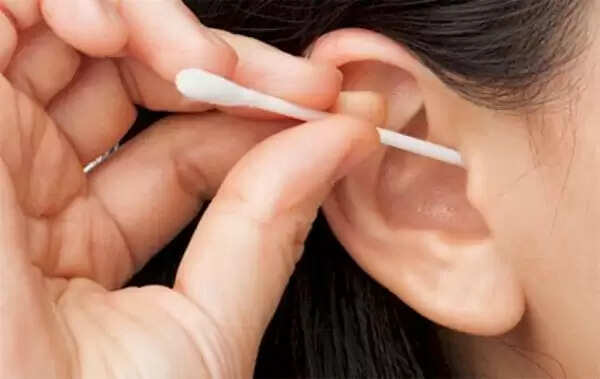 कान में पानी जाने पर क्या करें: घरेलू उपाय और सुझाव