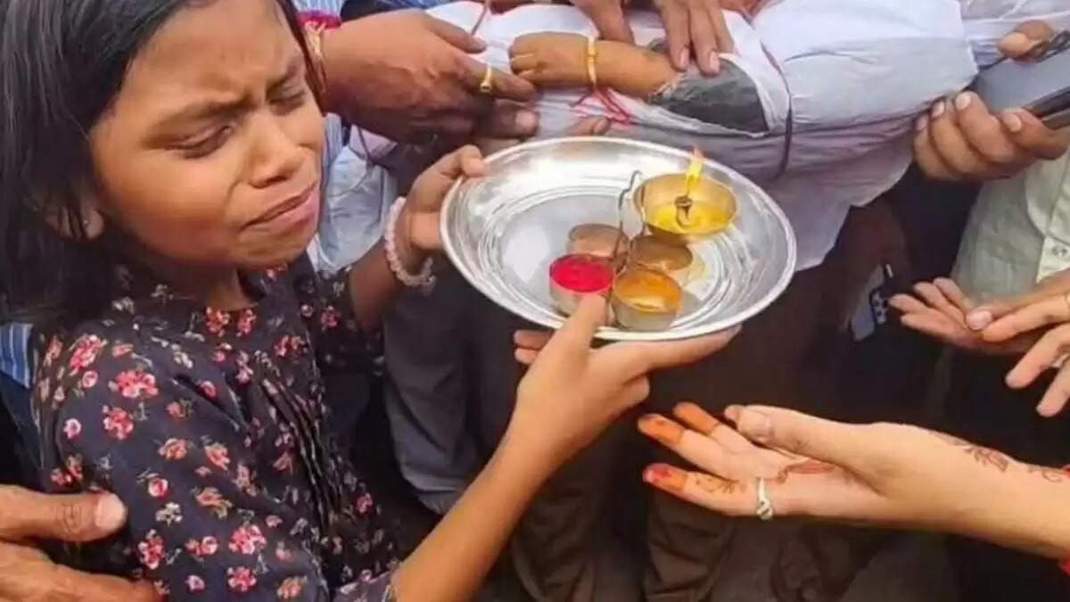 रक्षाबंधन पर बहन ने भाई की अंतिम विदाई में बांधी राखी