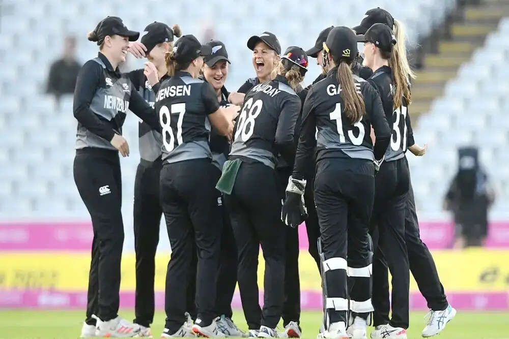 जॉर्जिया प्लिमर कंधे की चोट के कारण वनडे सीरीज से बाहर, बेला जेम्स लेंगी स्थान