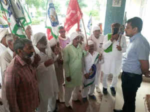 किसानों का धरना: बकाया मुआवजे और बाजरे की खरीद की मांग