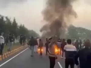 बांग्लादेश में पूर्व प्रधानमंत्री हसीना के समर्थन में बड़े प्रदर्शन