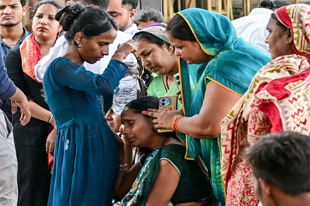 मुंबई में ट्रेन हादसे में चार लोगों की मौत, सुरक्षा उपायों पर विचार