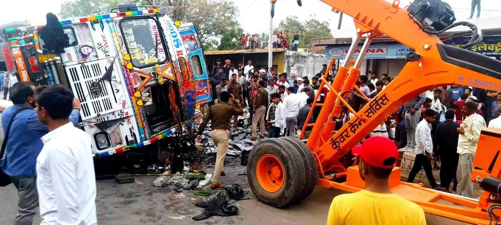 धौलपुर में ट्रक पलटने से बाइक सवार दो युवकों की मौत