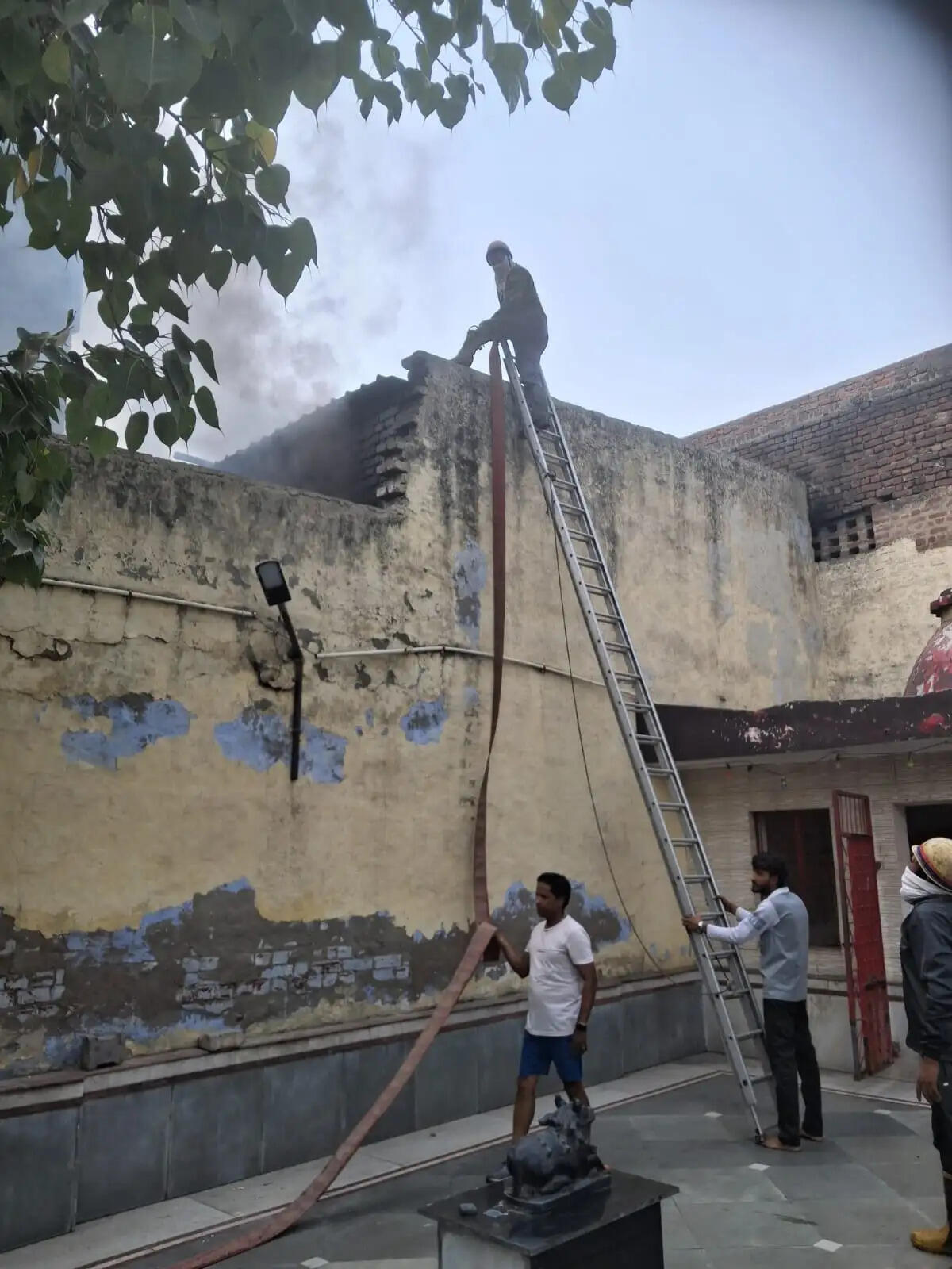 गाजियाबाद में टायर फैक्ट्री में भीषण आग, लाखों का सामान जलकर राख