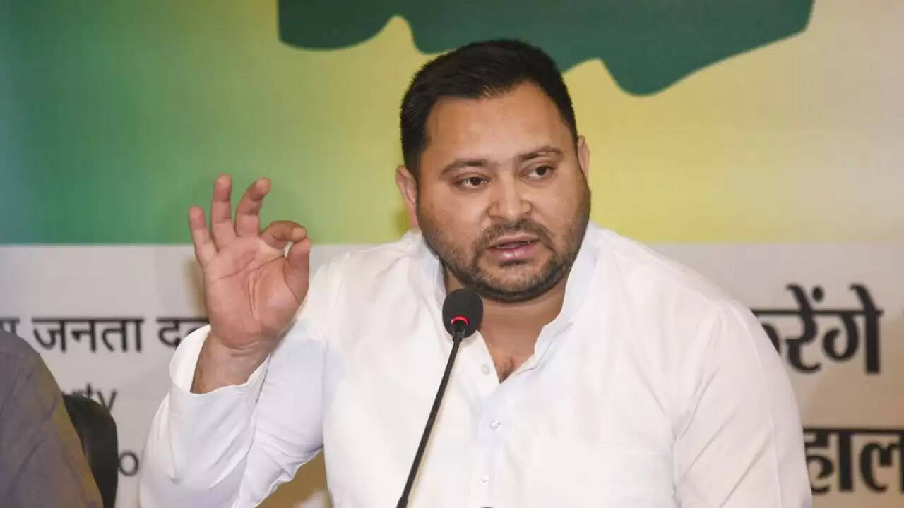 तेजस्वी यादव ने चुनाव आयोग की रिपोर्ट को किया खारिज, अवैध मतदाताओं पर उठाए सवाल
