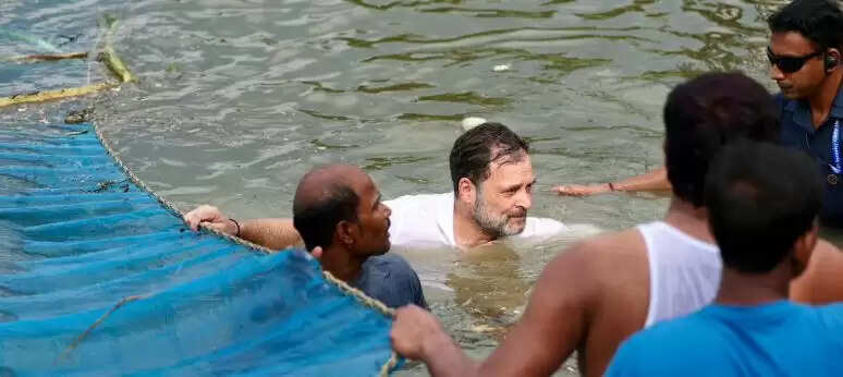 राहुल गांधी का बेगूसराय में अनोखा चुनाव प्रचार, तालाब में तैरते हुए मछली पकड़ी