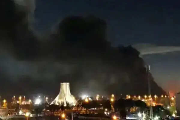 इजरायल की ईरान पर भयंकर एयरस्ट्राइक, तीन एयरपोर्ट को किया तबाह