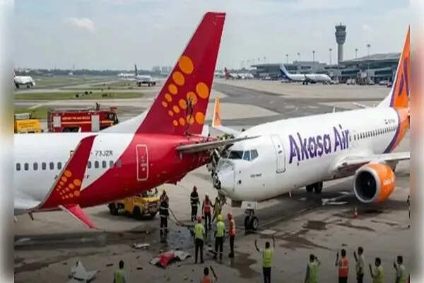दिल्ली एयरपोर्ट पर स्पाइसजेट और अकासा एयर के विमानों में टक्कर
