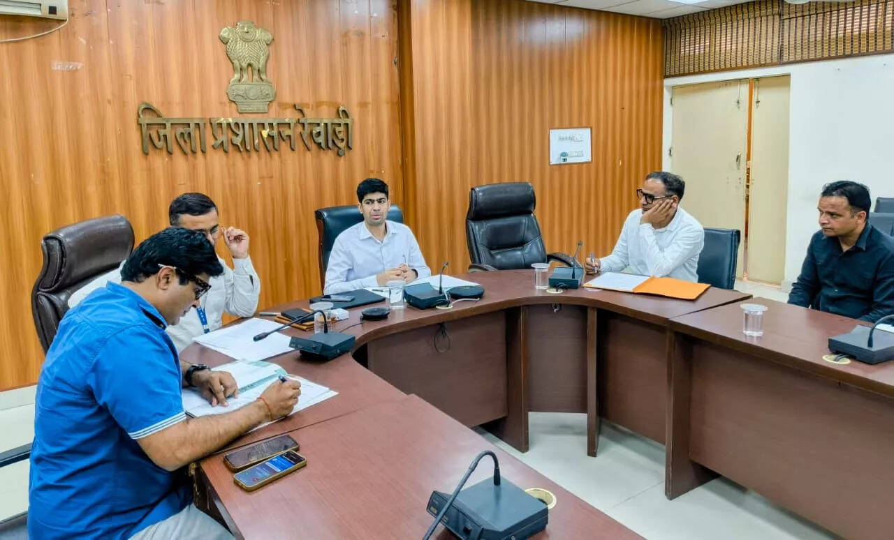 पैक्स को डिजिटल मोड में लाने से बढ़ेगी पारदर्शिता: डीसी अभिषेक मीणा की बैठक