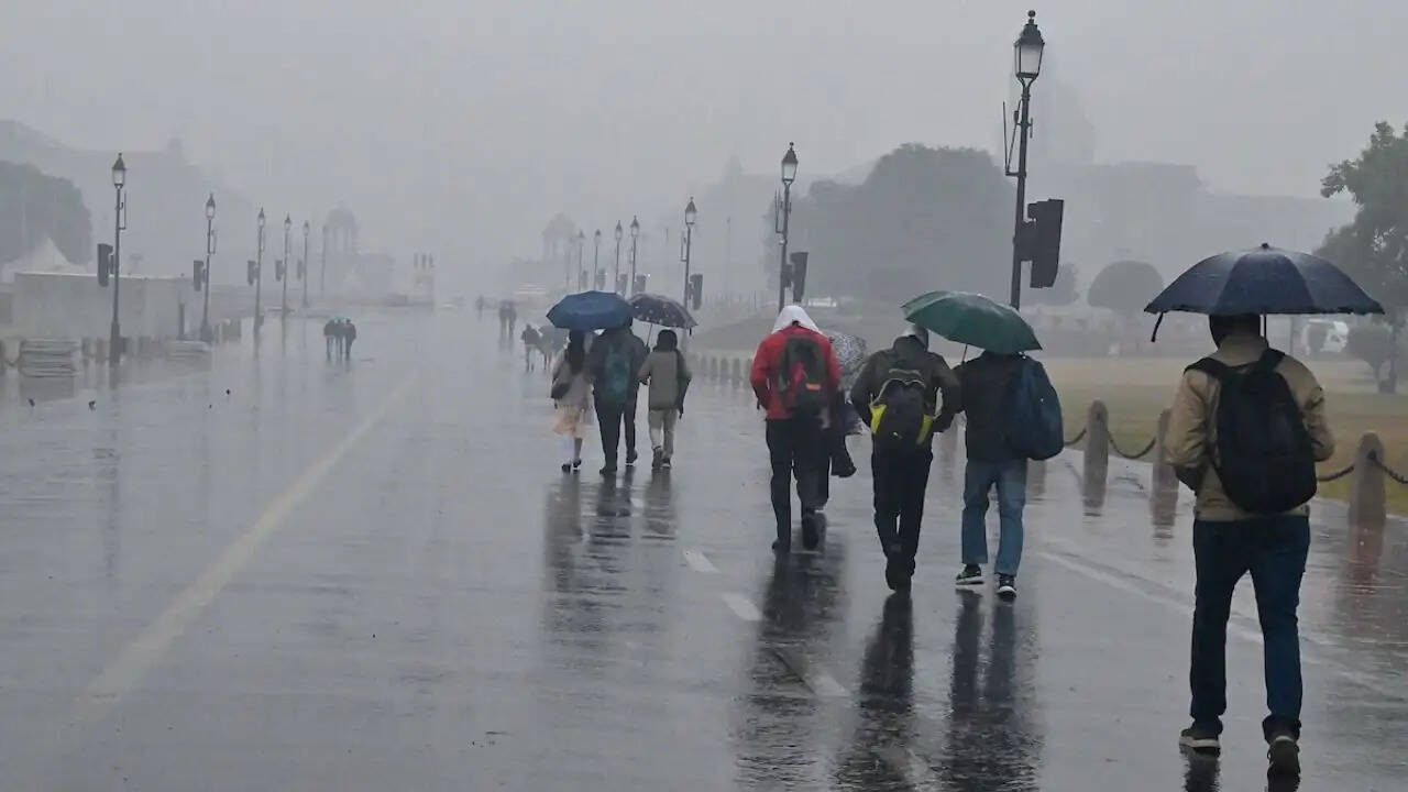 दिल्ली में मौसम का अचानक बदलाव: बारिश और ठंडी हवाओं से मिली राहत