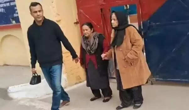 आजम खान से पत्नी तंजीम फातिमा की जेल में मुलाकात, स्वास्थ्य की जानकारी ली