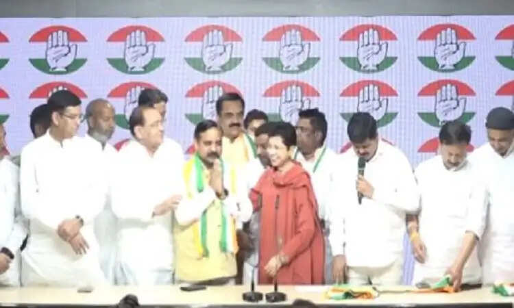 उत्तराखंड में भाजपा को बड़ा झटका, कई नेता कांग्रेस में शामिल