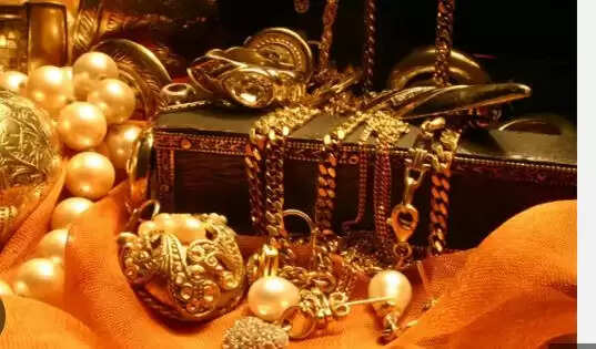 सोने और चांदी के दामों में गिरावट, खरीदने का सही समय