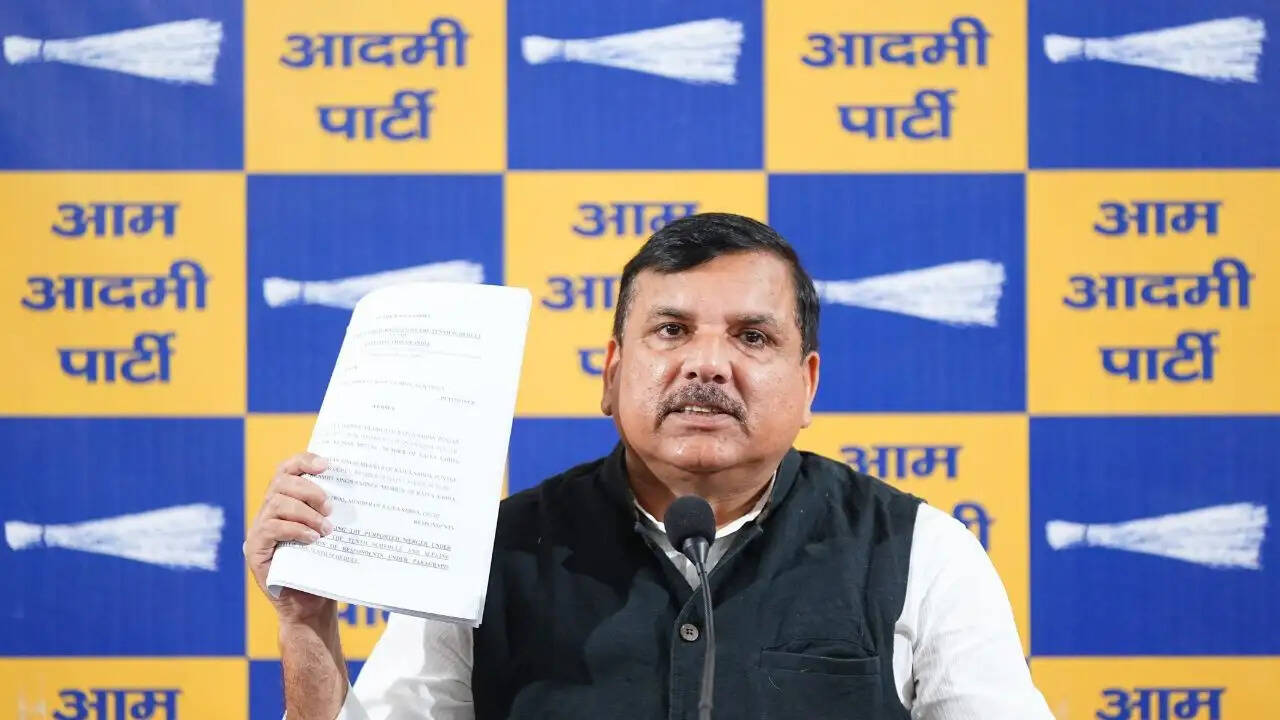 AAP की याचिका: राघव चड्ढा समेत सांसदों की सदस्यता समाप्त करने की मांग