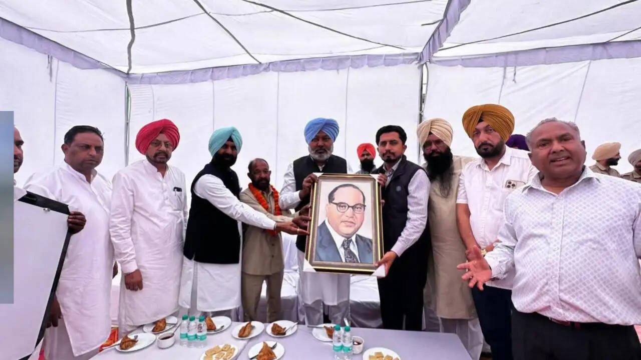 कांशी राम जी के जन्मदिवस पर आम आदमी पार्टी ने दी श्रद्धांजलि