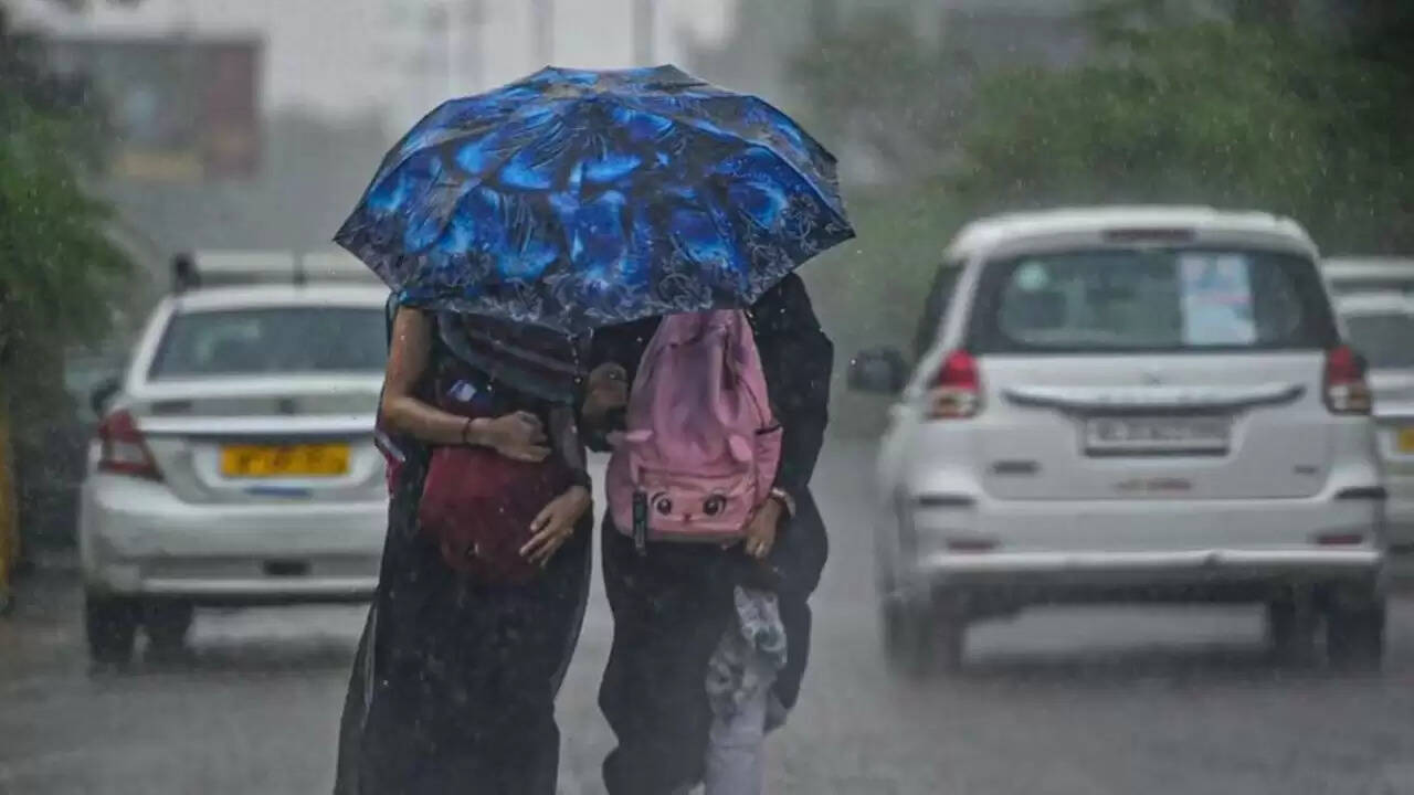 दिल्ली में रक्षाबंधन पर भारी बारिश, यातायात प्रभावित