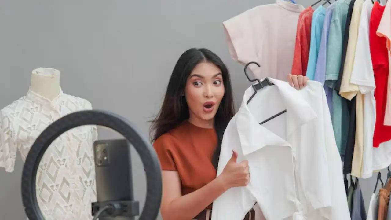 पुराने कपड़ों को नए अंदाज में पहनने के 10 बेहतरीन तरीके