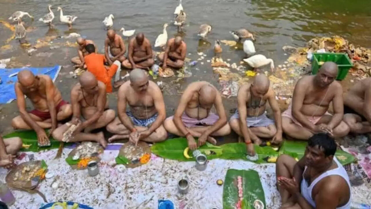 Pitru Paksha 2025: चंद्र ग्रहण के साथ शुरू होगा पितृ पक्ष, जानें तिथियाँ और महत्व