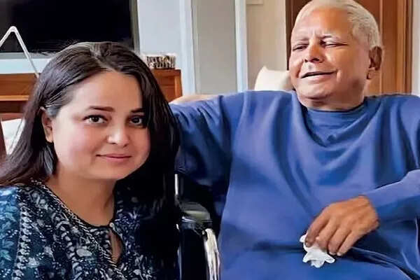 बिहार की राजनीति में हलचल: रोहिणी आचार्य ने छोड़ी राजनीति और परिवार से दूरी बनाई