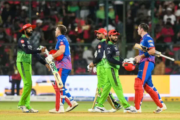 दिल्ली कैपिटल्स और आरसीबी के बीच आईपीएल 2026 का रोमांचक मुकाबला