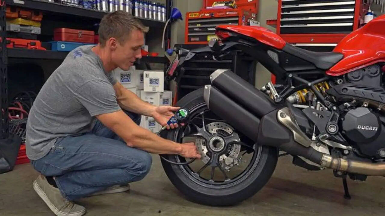 बारिश में बाइक की सुरक्षा के लिए आवश्यक रखरखाव टिप्स